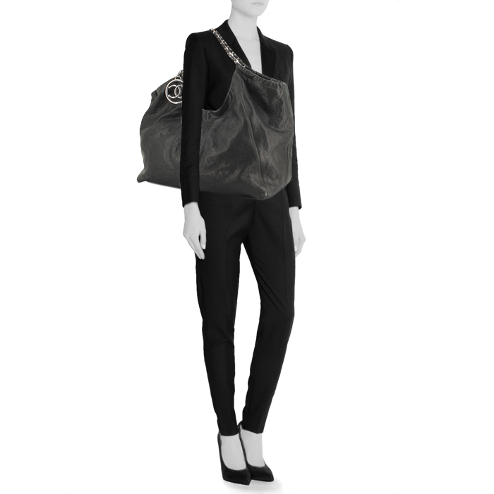 Chanel shopping bag in black grained leather - Detail D1