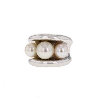 Anello Poiray Fidji modello grande in oro bianco e perle bianche
