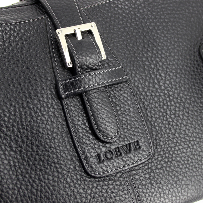 Loewe handbag in black leather - Detail D4
