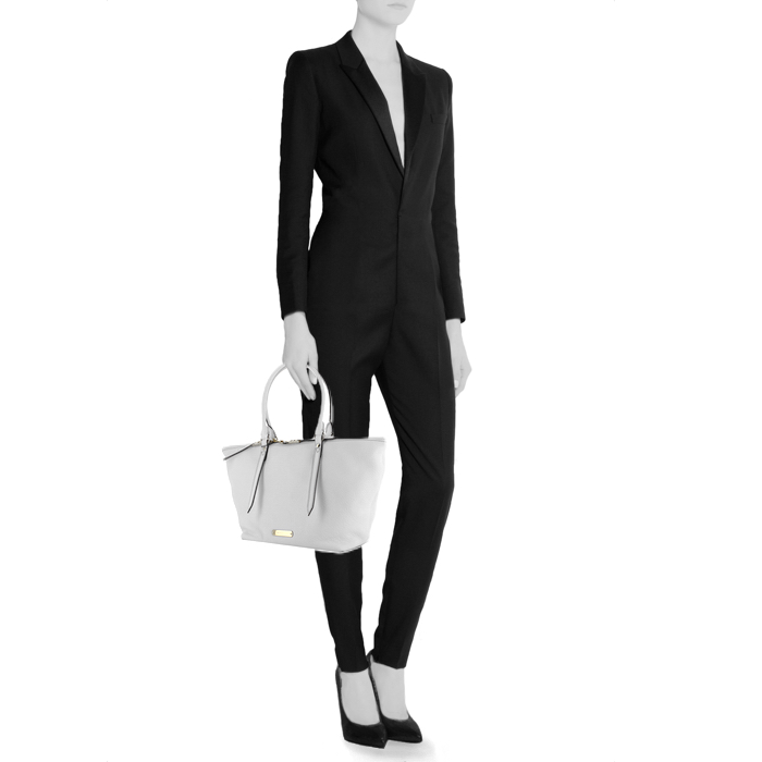 Burberry handbag in white grained leather - Detail D1