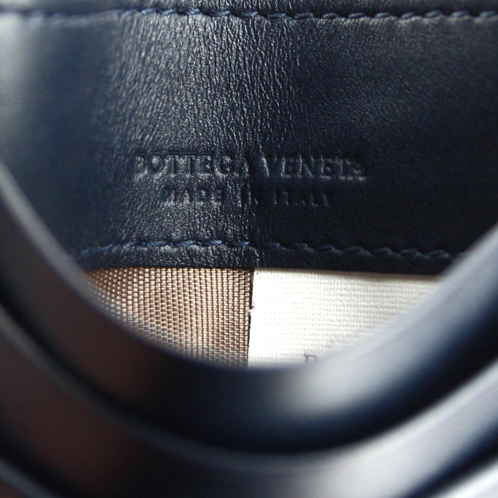 Porte-cartes Bottega Veneta en cuir intrecciato bleu - Detail D2