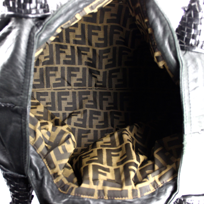 Fendi handbag in black leather - Detail D2