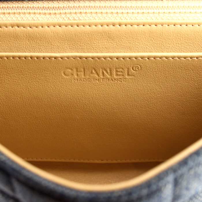 Chanel small model handbag in blue denim canvas - Detail D3