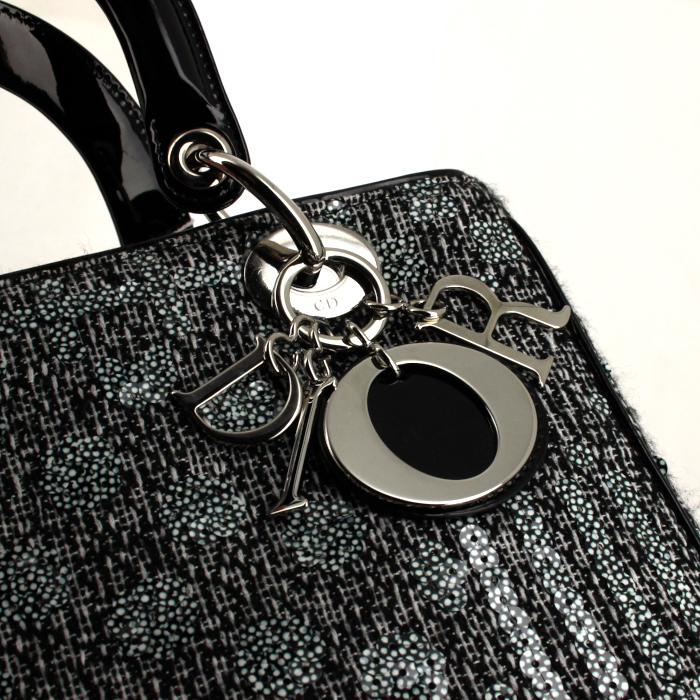 Sac à main Dior Lady Dior moyen modèle en tweed noir et blanc et sequin argenté - Detail D2