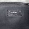 Bolso de mano Chanel Petit Shopping en cuero acolchado beige - Detail D4 thumbnail