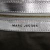 Marc Jacobs shopping bag in silver leather - Detail D3 thumbnail