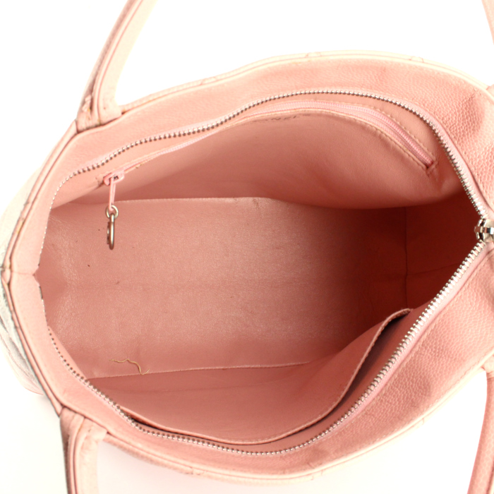 Sac à main Chanel en cuir grainé matelassé rose - Detail D2