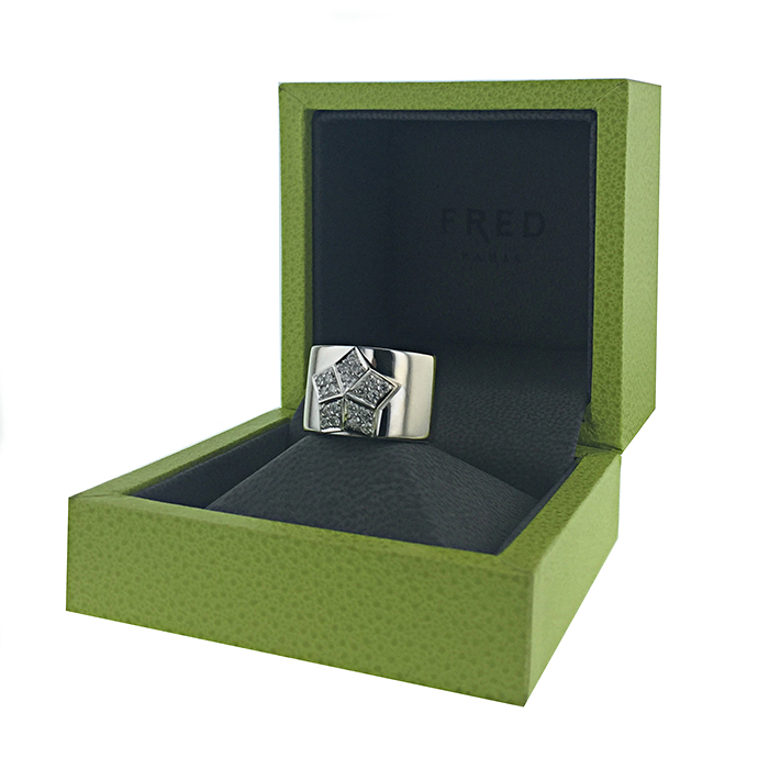 Anello Fred Lucifer modello grande in oro bianco e diamanti - Detail D2