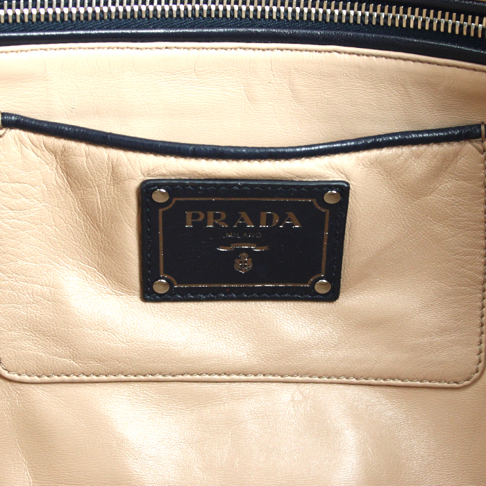 Bolso de mano Prada en cuero azul oscuro - Detail D3