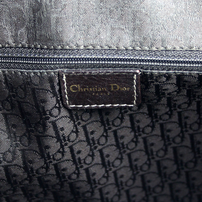 Sac à main Dior Lady Dior grand modèle en cuir grainé marron - Detail D4