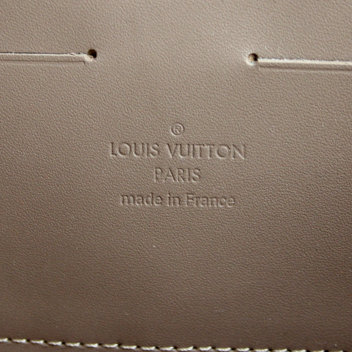 Sac/pochette Louis Vuitton en cuir vernis matelassé rose-poudre - Detail D3