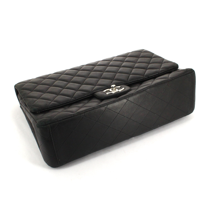 Chanel Timeless Maxi Jumbo handbag in black quilted leather - Detail D5