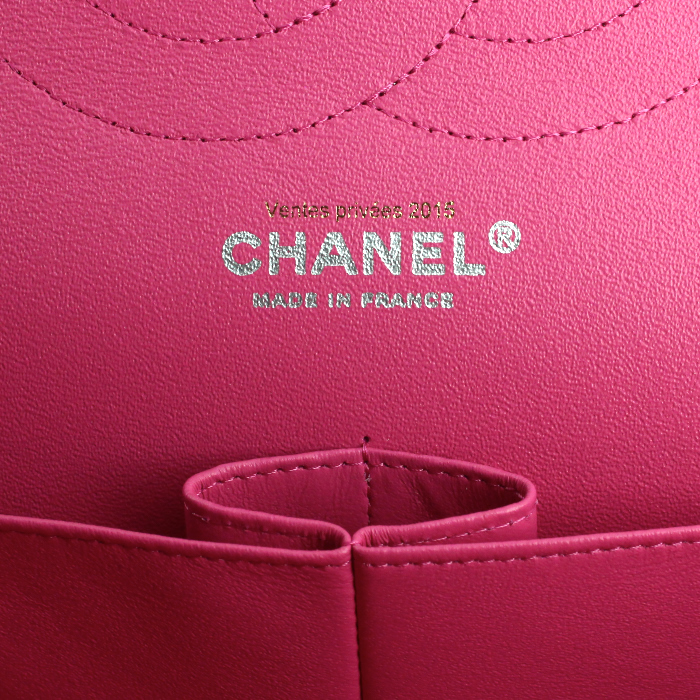 Sac à main Chanel Timeless jumbo en cuir grainé matelassé rose - Detail D4