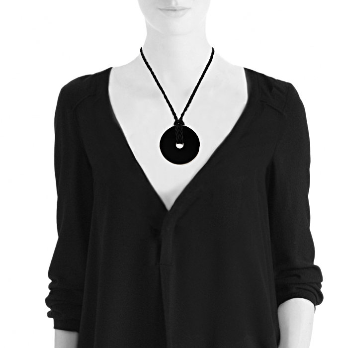 Dinh Van Pi Chinois large model pendant in silver and onyx - Detail D1