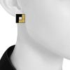 Paire de clips d'oreilles Rene Boivin Irradiant en métal doré et mosaïque de miroirs noire et dorée - Detail D1 thumbnail