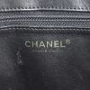 Bolso de mano Chanel Medaillon en cuero granulado acolchado negro - Detail D3 thumbnail