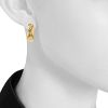 Fred Mouvementée earrings in yellow gold - Detail D1 thumbnail
