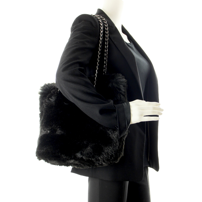 Sac à main Prada en fourrure noire - Detail D1
