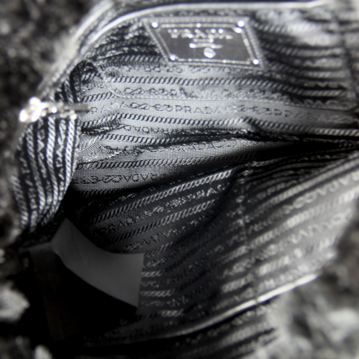 Sac à main Prada en fourrure noire - Detail D2