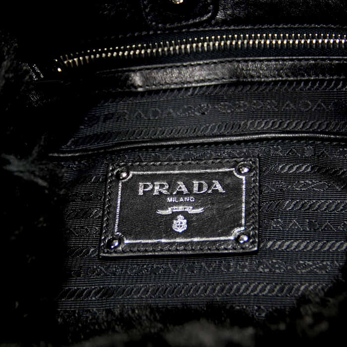 Sac à main Prada en fourrure noire - Detail D3