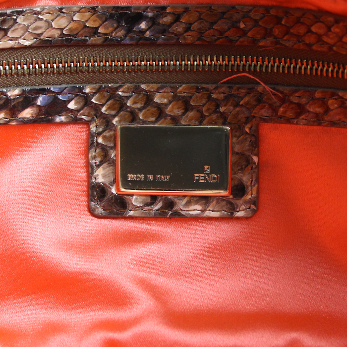 Bolso de mano Fendi Baguette en mimbre trenzado beige y piel de pitón marrón - Detail D3