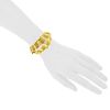 Bracelet manchette rigide ouvert Chanel en or jaune - Detail D1 thumbnail