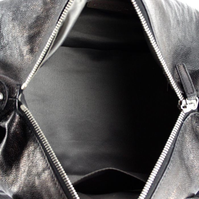 Bolso bandolera Chanel Pocket in the city en cuero granulado negro - Detail D2