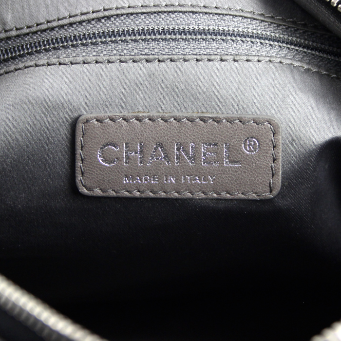 Bolso bandolera Chanel Pocket in the city en cuero granulado negro - Detail D3
