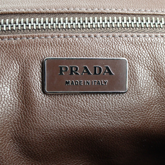 Prada handbag in brown shading leather - Detail D3