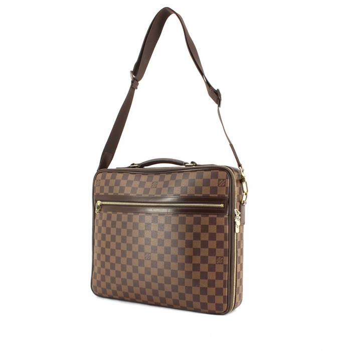 Sold at Auction: Maleta de viaje Louis Vuitton realizada en piel y lona.  25x79x54 cm Se nece