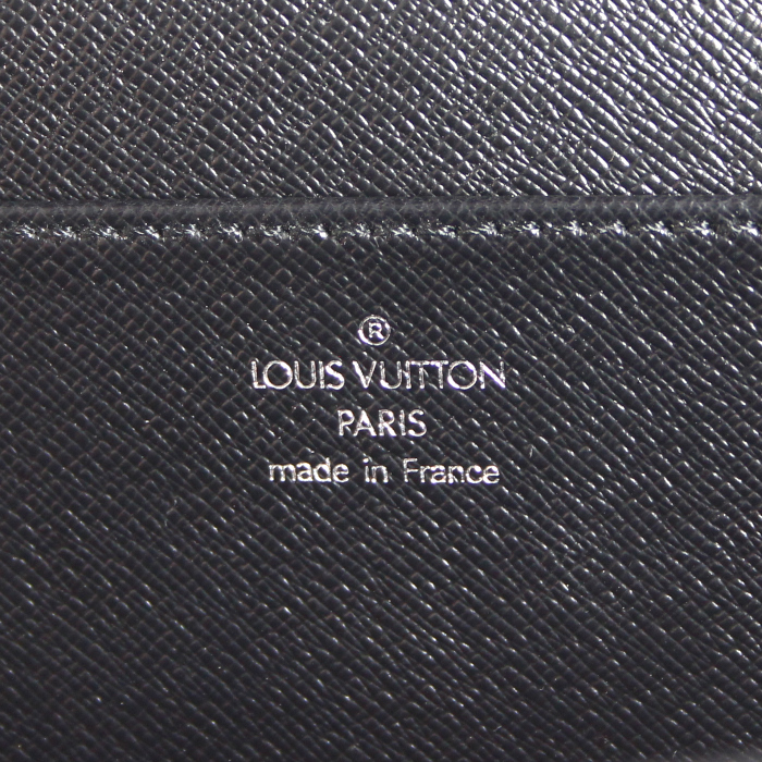 Porta-documentos Louis Vuitton en cuero taiga negro - Detail D3