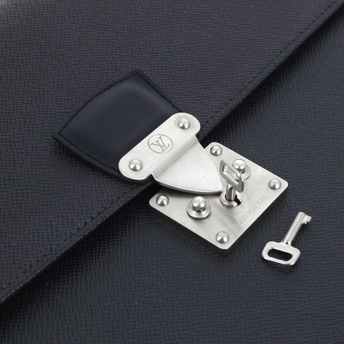 Porta-documentos Louis Vuitton en cuero taiga negro - Detail D4