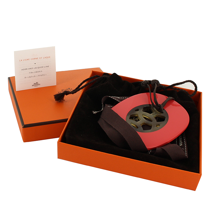 Pendentif Hermes Lift grand modèle en corne et laque rose-framboise - Detail D3