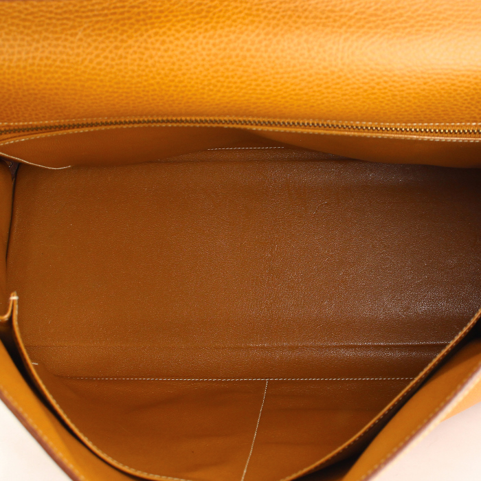 Sac à main Hermes Kelly 40 cm en cuir Fjord gold - Detail D3