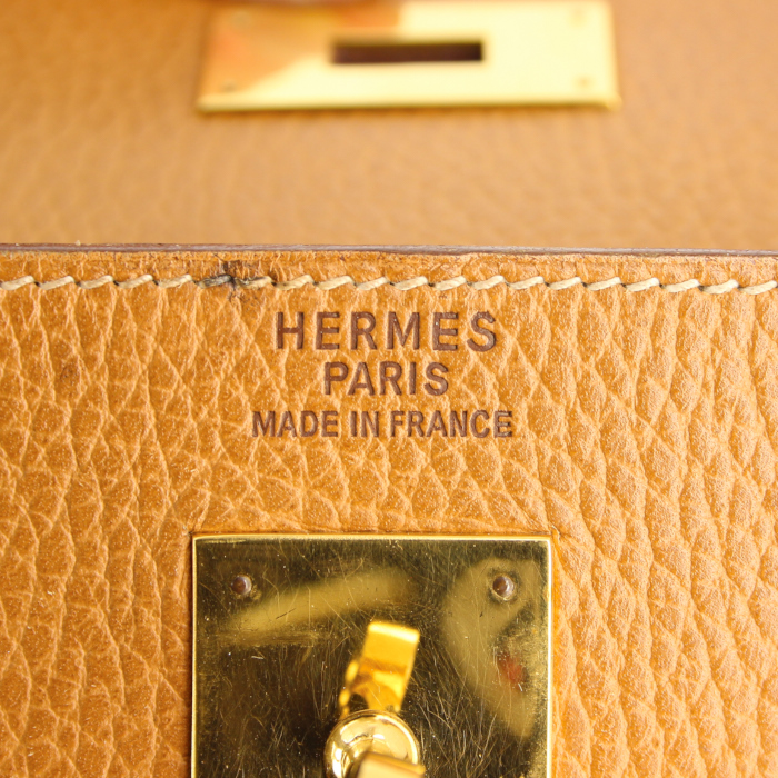 Bolso de mano Hermes Kelly 40 cm en cuero Fjord color oro - Detail D4