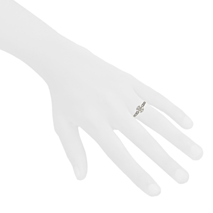 Bague Van Cleef & Arpels Fleurette petit modèle en or blanc et en diamants - Detail D1