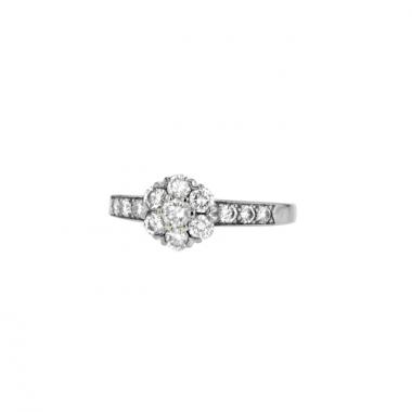 Sortija Van Cleef 
Arpels Fleurette modelo pequeño en oro blanco y en diamantes