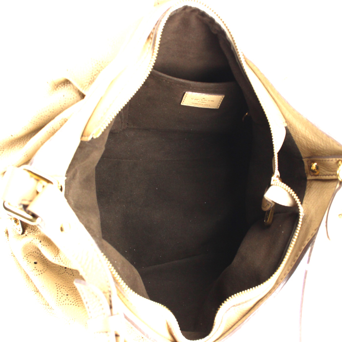 Sac besace Louis Vuitton en cuir Mahina beige - Detail D2