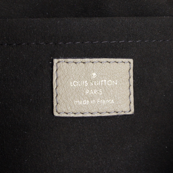 Louis Vuitton messenger bag in beige mahina leather - Detail D3