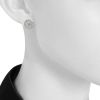 Paire de puces d'oreilles Boucheron Tentation Macaron petit modèle en or blanc,  diamants et saphir noir - Detail D1 thumbnail