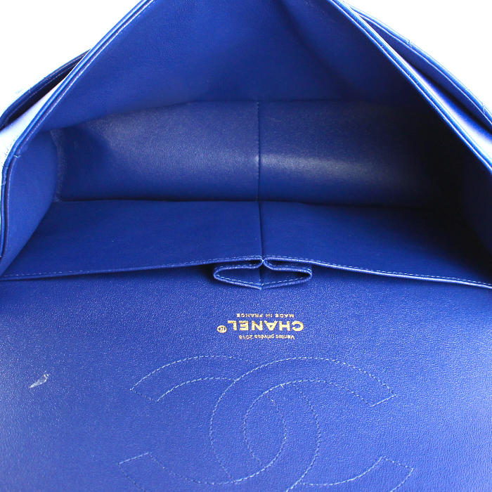 Chanel Timeless jumbo handbag in blue quilted leather - Detail D3