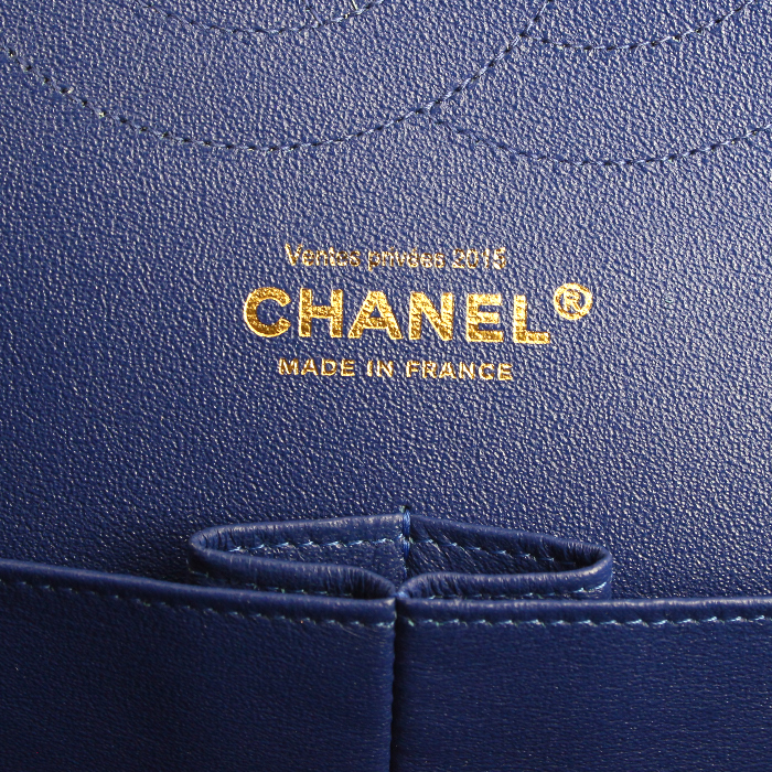 Chanel Timeless jumbo handbag in blue quilted leather - Detail D4