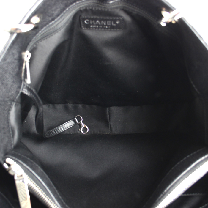 Sac cabas Chanel Grand Shopping en cuir grainé matelassé noir - Detail D3