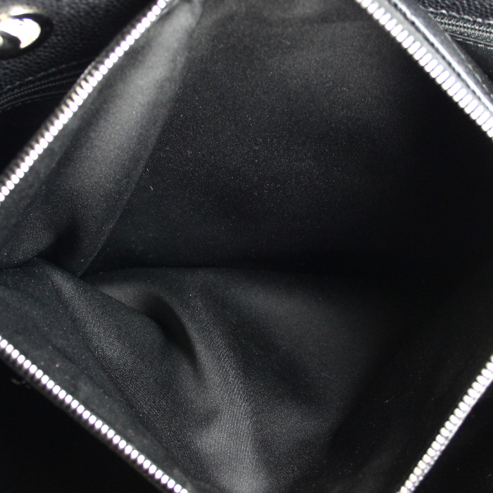 Bolso Cabás Chanel Grand Shopping en cuero granulado acolchado negro - Detail D4