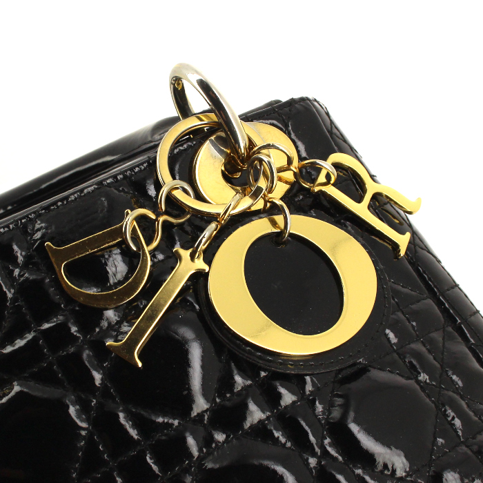 Sac à main Dior Lady Dior mini en cuir vernis monogram noir - Detail D4