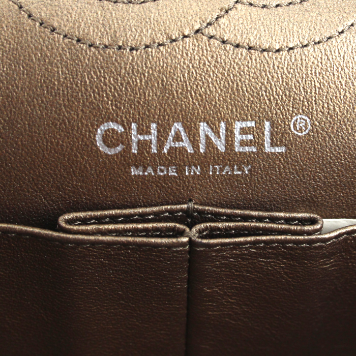 Sac à main Chanel 2.55 en cuir matelassé mordoré - Detail D4