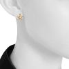 Paire de puces d'oreilles Chanel Cometes en or jaune et diamants - Detail D1 thumbnail