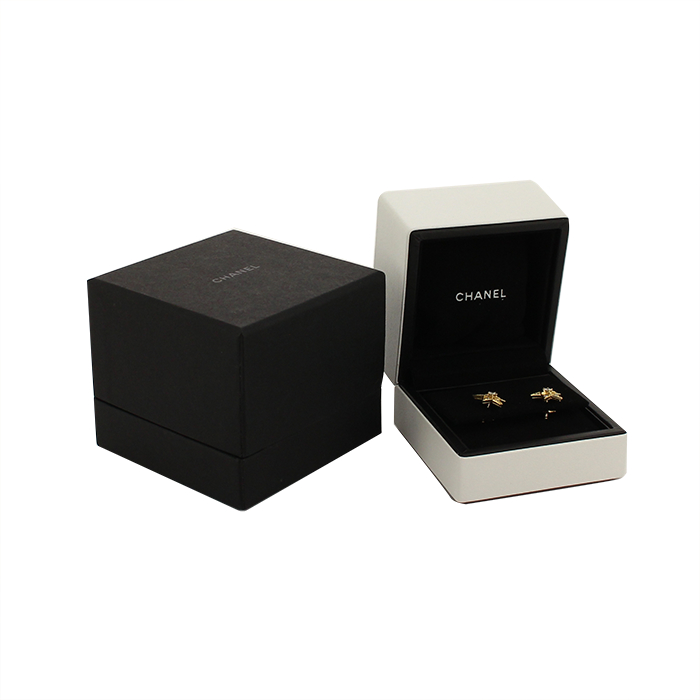 Orecchini a bottone Chanel Cometes in oro giallo e diamanti - Detail D2