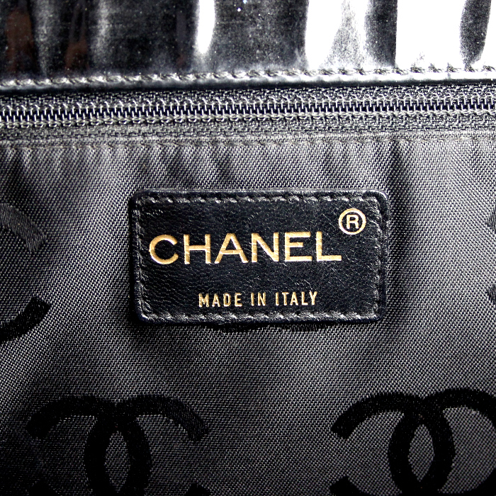 Sac cabas Chanel Grand Shopping en cuir vernis noir - Detail D3