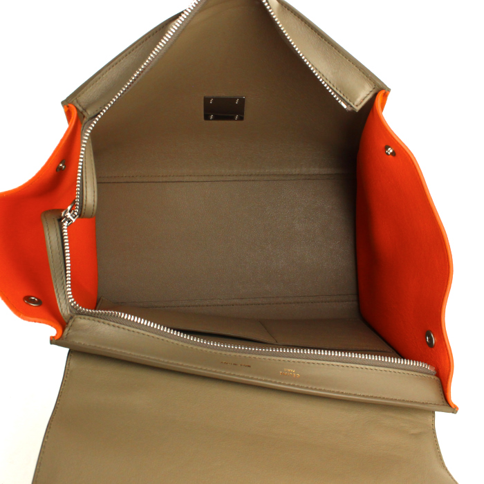 Bolso de mano Celine Trapeze modelo mediano en cuero negro y color topo y ante naranja - Detail D3